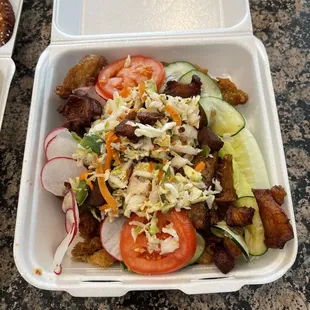 Yuca frita con chicharon