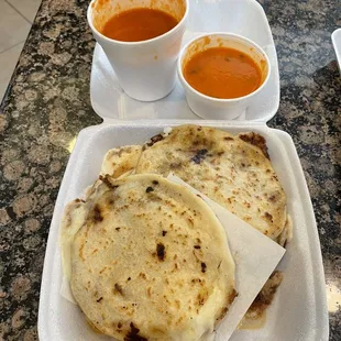 Pupusas de frijol y queso. BIG!