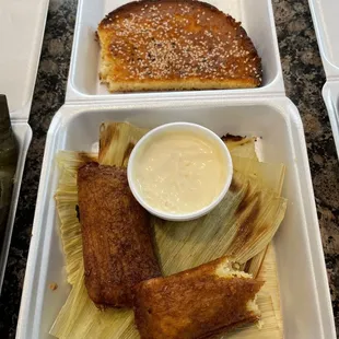 Tamal de elote y quesadilla