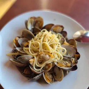 Spaghetti Alle Vongole ( Spaghetti w/ Manila Clams in White Wine Sauce )