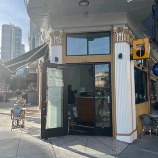the entrance to the beach blvd