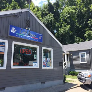 It's easy to miss, as there are 3 other businesses that look the same.