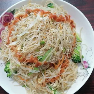 vegetable rice noodle with sriracha sauce