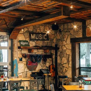 Live music on Wednesday, Friday, and Saturday nights at 6 pm.