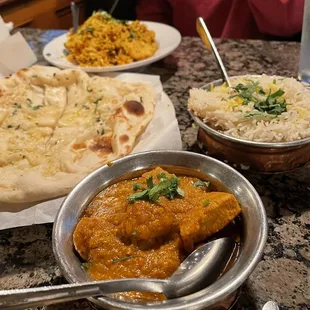 Curry chicken, white rice, naan bread