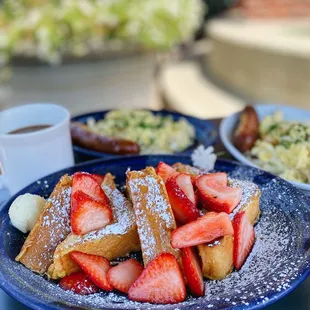 French toast with berries (IG: @gwenlloves)
