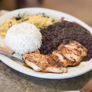 Filé - beer marinated chicken with rice, farofa, and black beans.