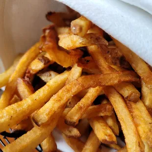 Frites done right! Dip these seasoned to perfection frites into the mayo for proper results.