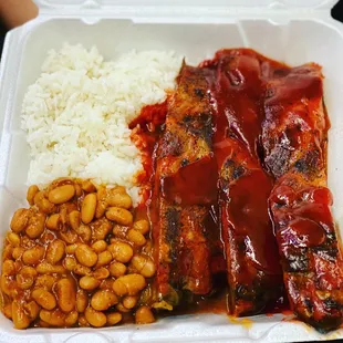 Mixta to go: bbq ribs, white rice, and beans