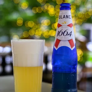 1664 &quot;Blanc&quot; beer; essentially a lighter version of a German Weissbier.