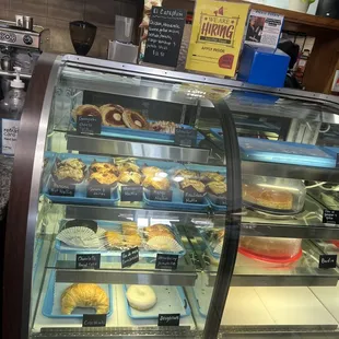 Torts de guava con queso, flan, and other pastries