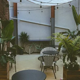 Amazing side patio of Café con Bagel!!