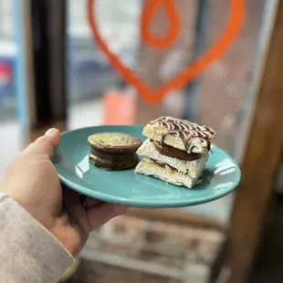  person holding a plate of food