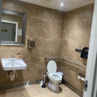 Bathrooms always clean :)