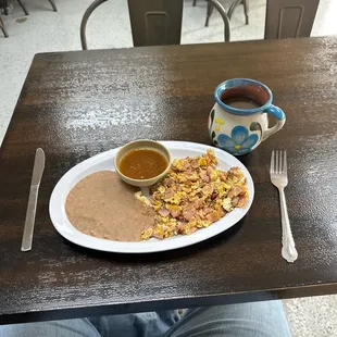 Huevos con Jamón con un café de hoya. ( Scrambled eggs with ham and cinnamon coffee )