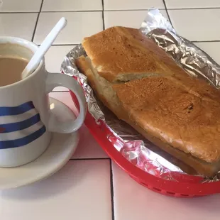 Cafe Con Leche y pan con croquetas