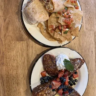 El Famoso Breakfast Burrito