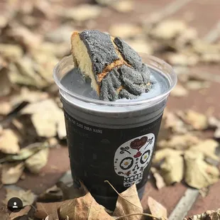 Black horCHARta latte and concha