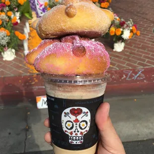 Pan de muerto con Iced Horchata Latte