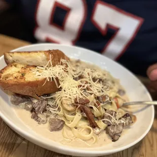 Steak Alfredo fettuccini