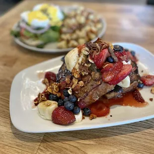 Banana Bread French Toast and Smoked Salmon Benedict | Ig: @eat_with_jeleneeee