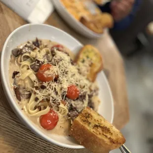 Steak Alfredo fettuccini