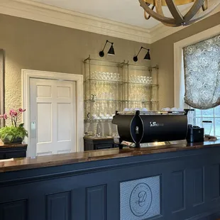 Cafe Davina has a counter inside the Pinner House but does not seem to be in use.