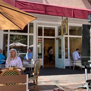 Delightful little lunch place. Tuna salad has a Southwest flair. Great latte as well. Recommend.