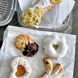 Pistachio cannolo, tea biscotti, paste di mandorla, apricot occhi di bue, cigni biscotti