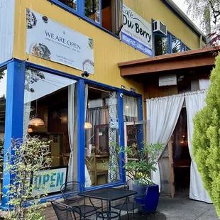 Cafe du Berry restaurant exterior