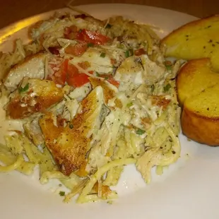 Chicken Alfredo W/Garlic toast