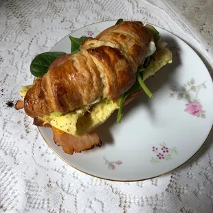 Croissantwich with turkey and egg