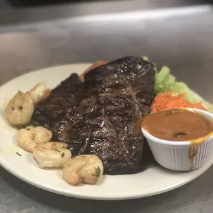 T-Bone Steak con camarones y salsa de hongo | T-Bone Steak with shrimp with house-made sauce of mushrooms.