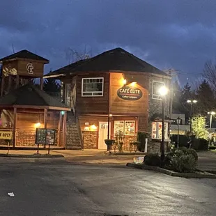 the outside of a restaurant at night