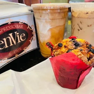 Cafe au lait with cocoa iced (left), blueberry muffin, and iced Chai tea (right).