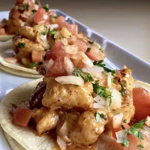 새우 타코  SHRIMP TACOS (3) Corn Tortillas Mounted w/ Ginormous Shrimp Chunks Sautéed in Chipotle Sauce, Pico de Gallo, &amp; Cilantro