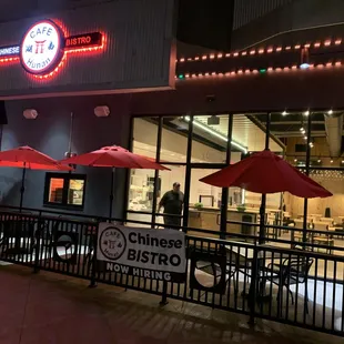 the outside of a restaurant at night