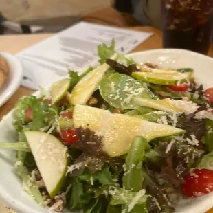 House salad with pear