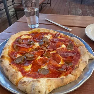 A beautiful pizza pie.