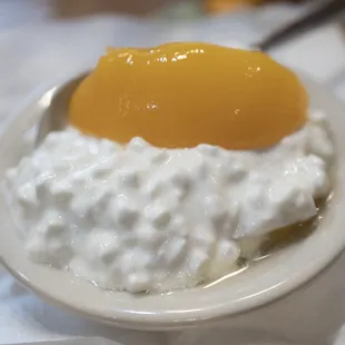 Cottage cheese with peaches