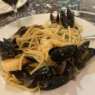 Linguini with mussels, scallops and shrimp