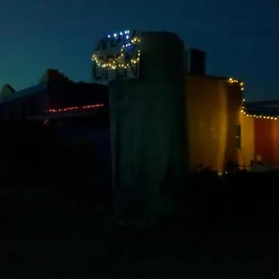 the outside of a restaurant at night