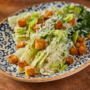 NEW! CAESAR TRADICIONAL buttery croutons, whole Romain leaves, grated parmesan cheese