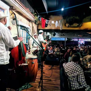 Live Cuban band starting to play