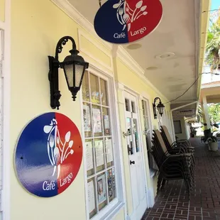 the outside of a restaurant