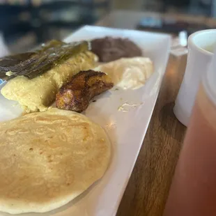 Tamal de pollo con pupusa.