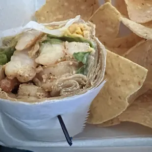 Grilled shrimp Wrap with chips and salsa