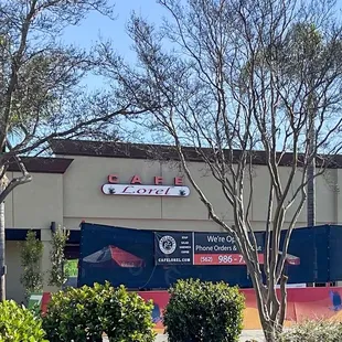 the outside of a restaurant