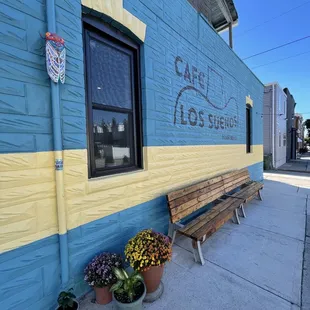 Exterior/entrance