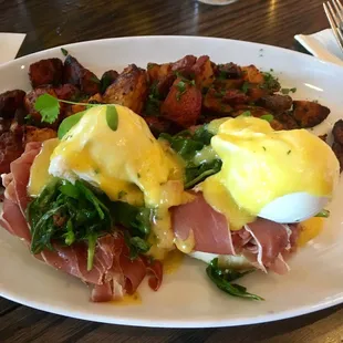 Prosciutto, fig jam &amp; arugula eggs benny with homefries